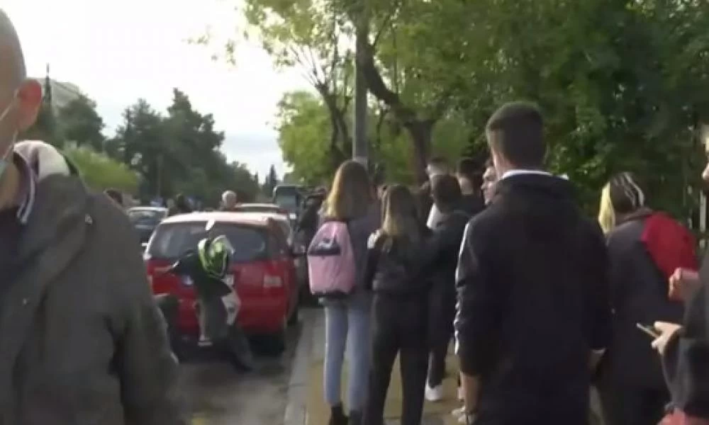 ΠΑΜΑΚ: Με τα πιστοποιητικά στα χέρια οι μαθητές – Μεγάλες ουρές και αναμονή